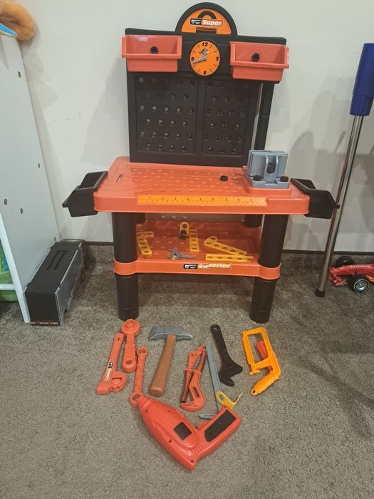 Маса с инструменти