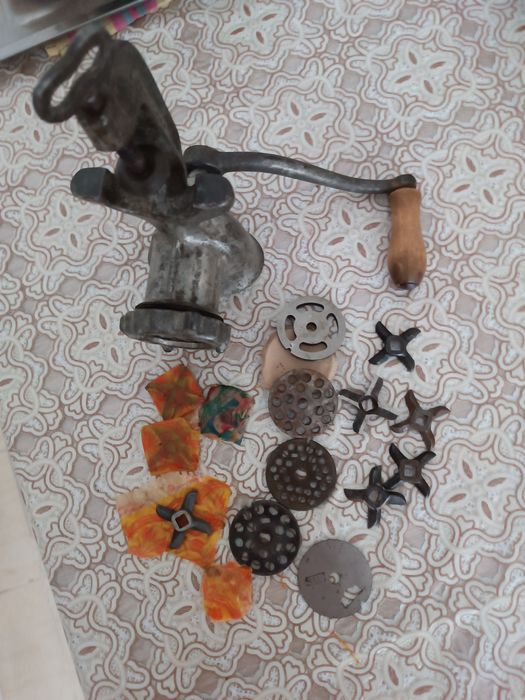 Продам  советскую  мясорубку  .