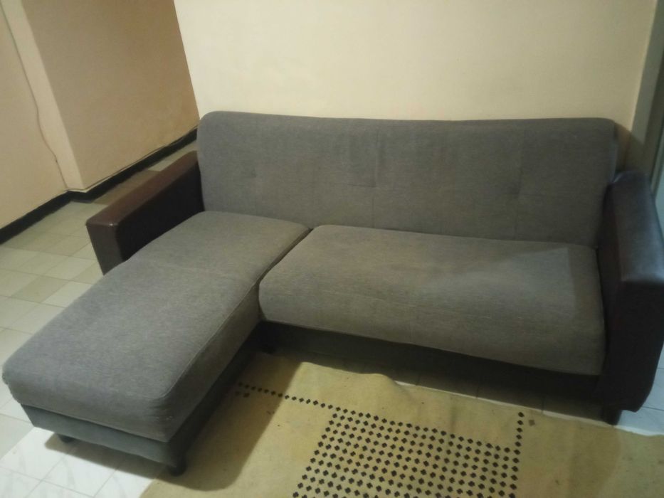 Продавам сив диван
