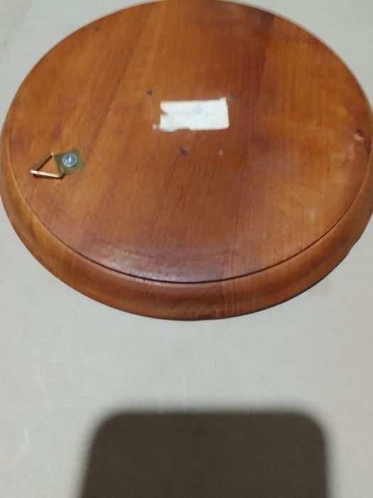 Декоративна стругована чиния с апликирана  масивна бронзова отливка.