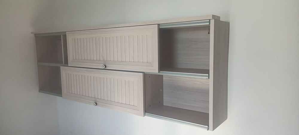 Продам навесной книжный шкаф