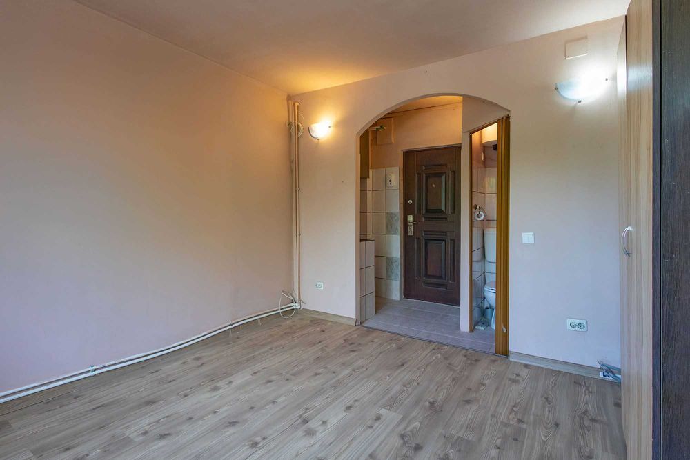 Vand Garsoniera zona UMT