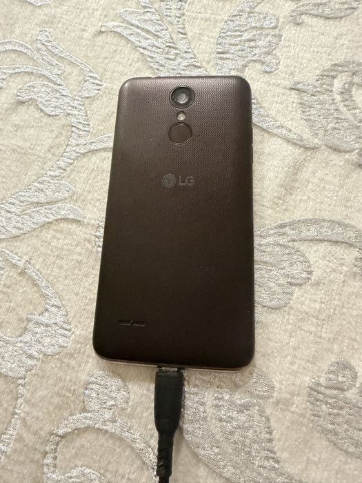 Телефон LG с зарядкой