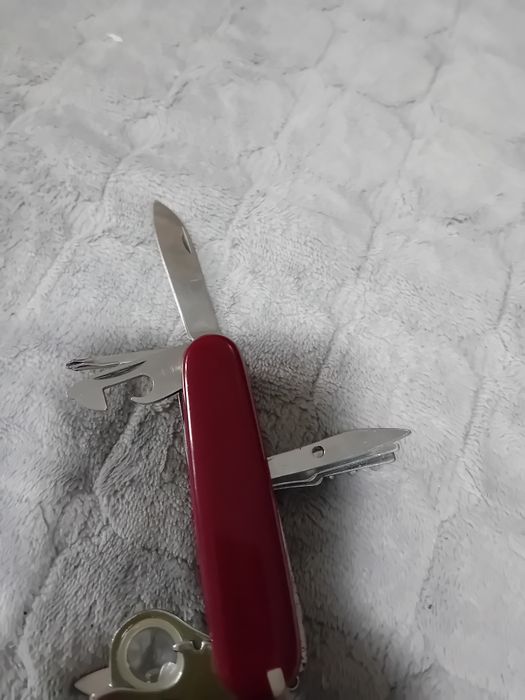 Briceag multifuncțional în stare foarte bună