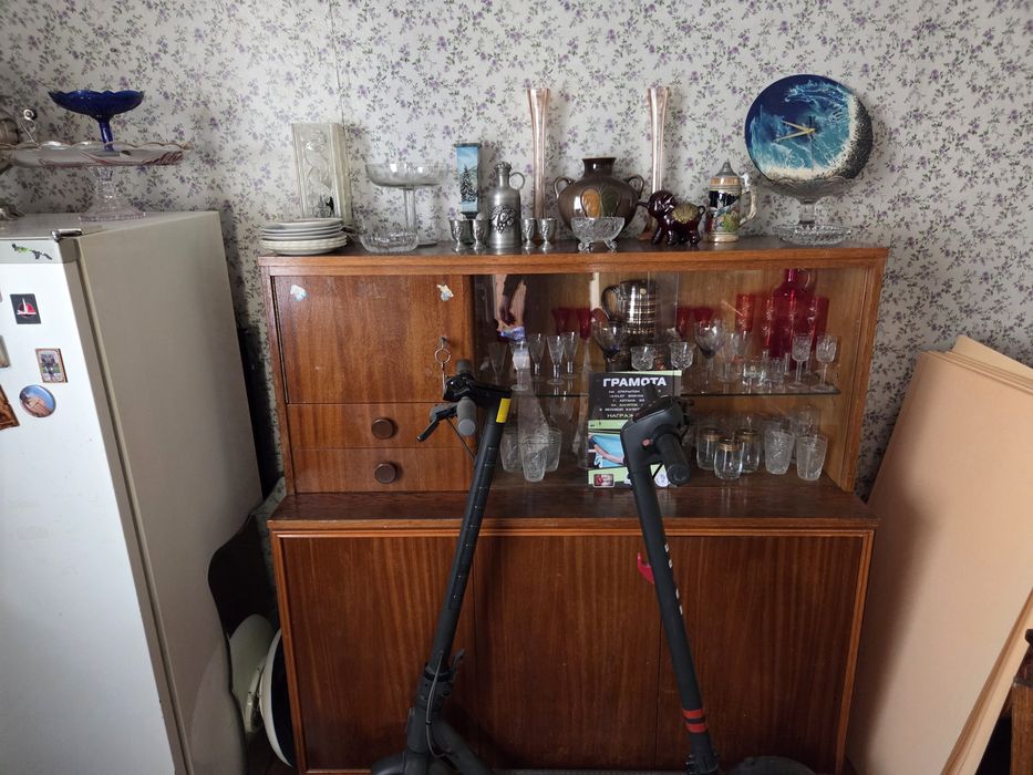 Продам холодильник , столы