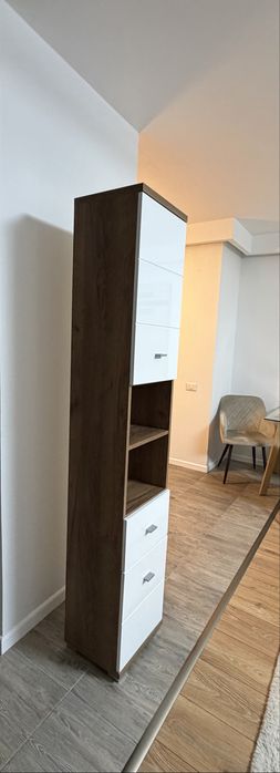 Dulap baie modern stejar/alb – spațios, stare foarte bună