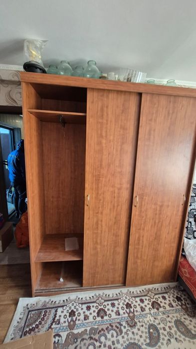 Продам трёхдверный шкаф купе