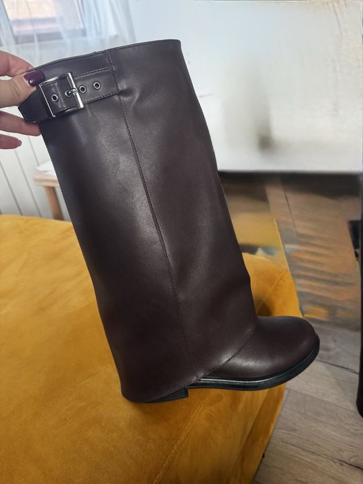 Кафяви ботуши. Интересен модел