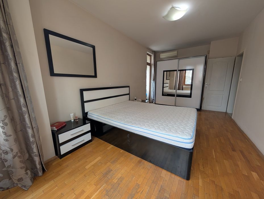 Спалня с две нощни шкафчета, скрин, огледало и гардероб