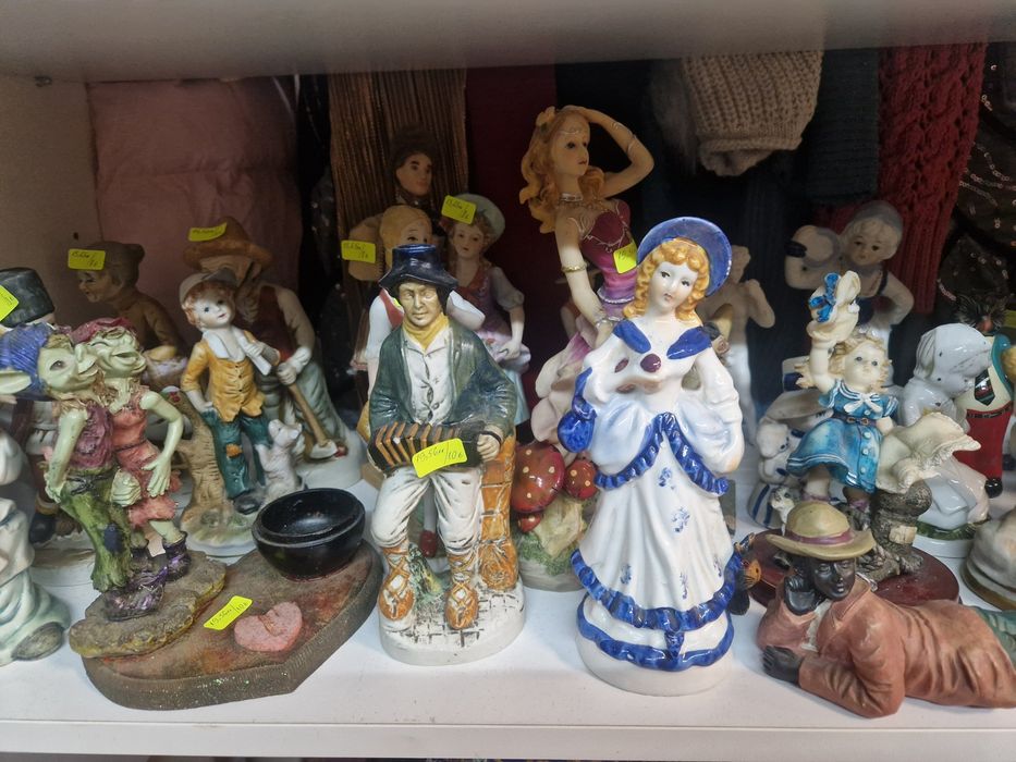 Разпродажба сувенири от дърво и порцелан