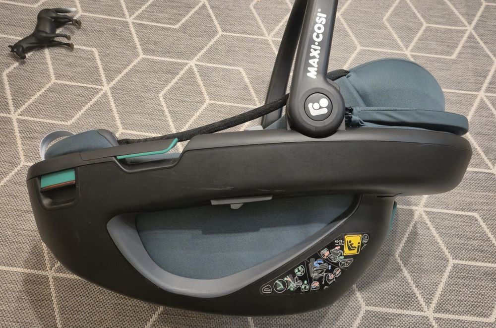 Vând scoică auto Maxi-Cosi Coral 360 cu baza Isofix.