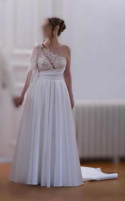 Rochie de mireasa cu capa (detasabila) pe umarul drept