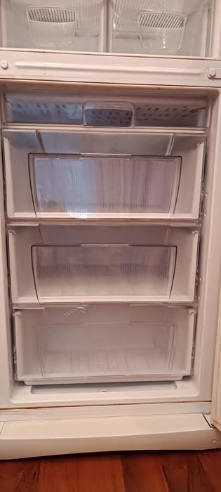 Продаю холодильник Indesit