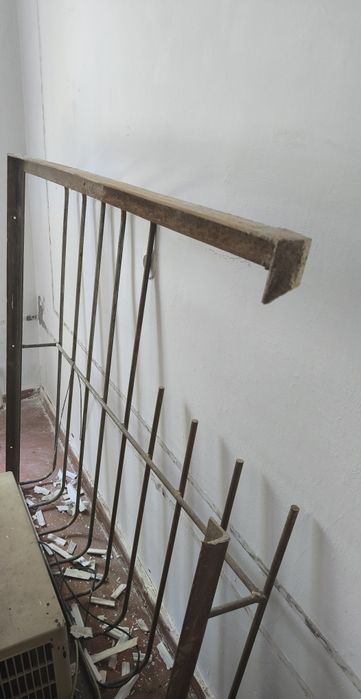 Железная входная дверь и решетка