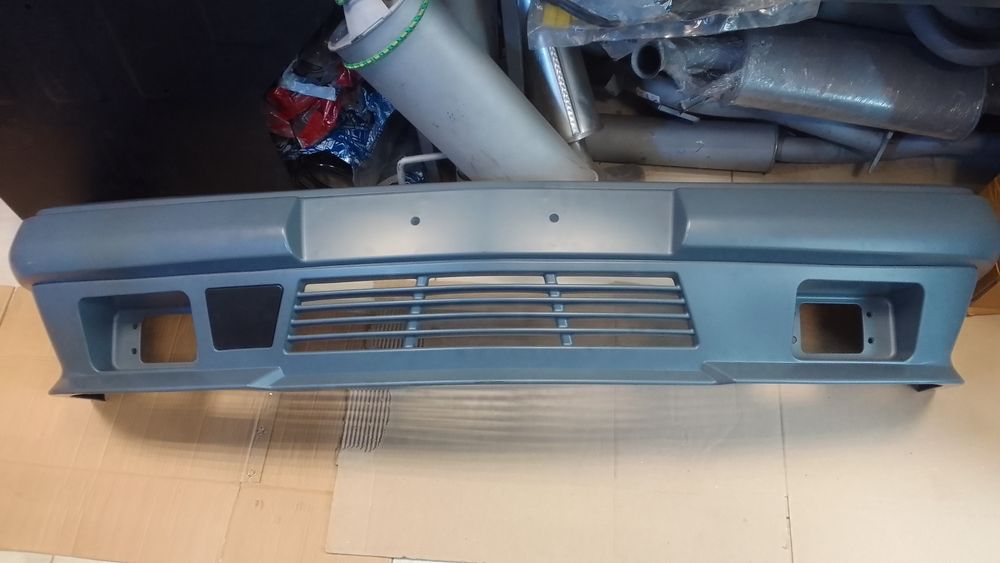 Передний бампер новый Мерседес 124 AMG