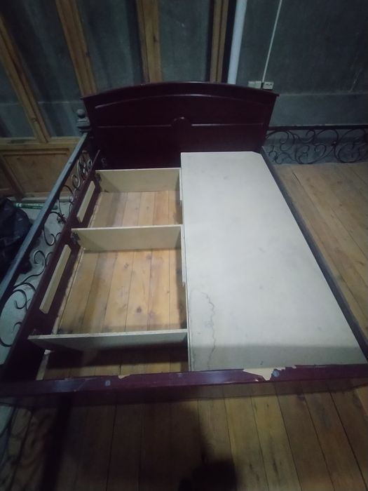 Отдам даром двухспальную кровать