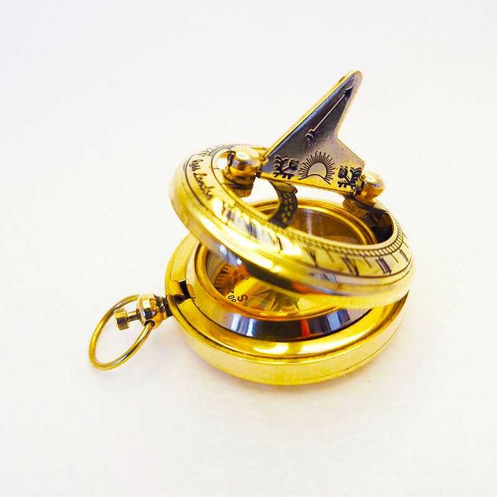 Бронзов компас с слънчев часовник