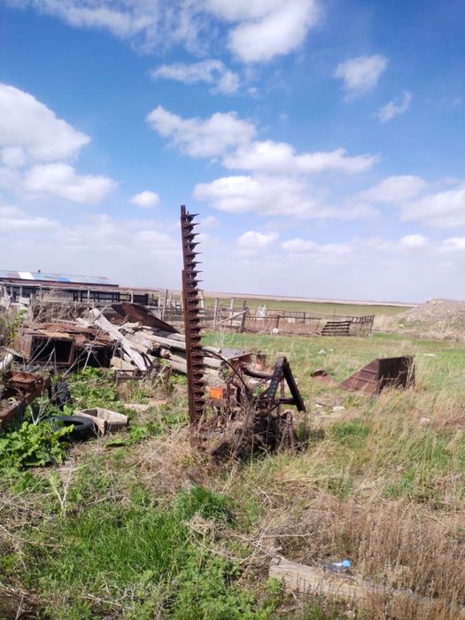 Дом, трактор и баз