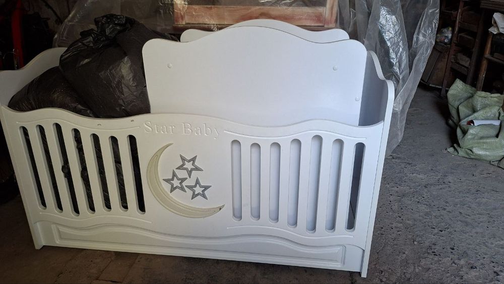 Детская кроватка-трансформер с маятником, тумбочкой и ящиками, б/у