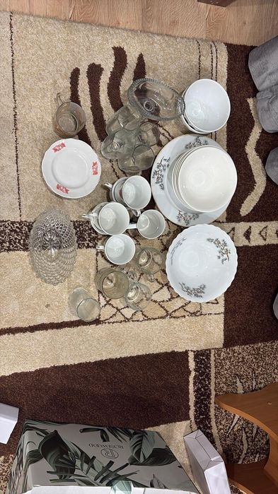 Отдаю бесплатно посуду тарелки чашки