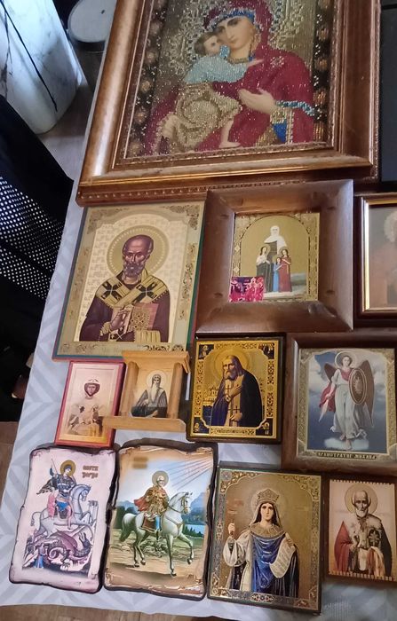 Продавам 20 броя икони