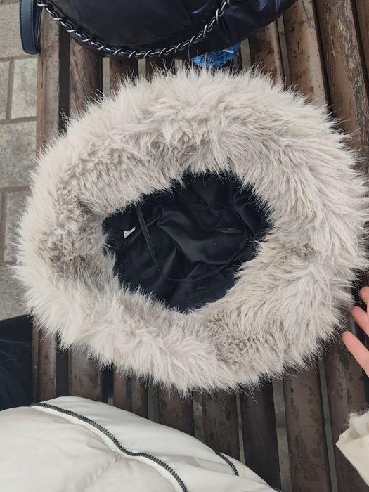 Космата зимна шапка с пристягане