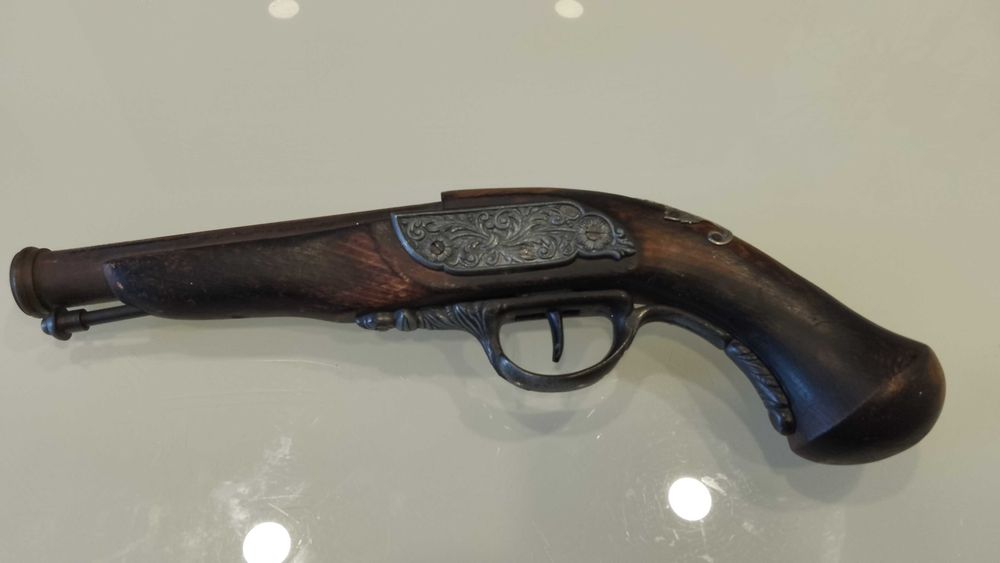 Pistol de colectie, panoplie