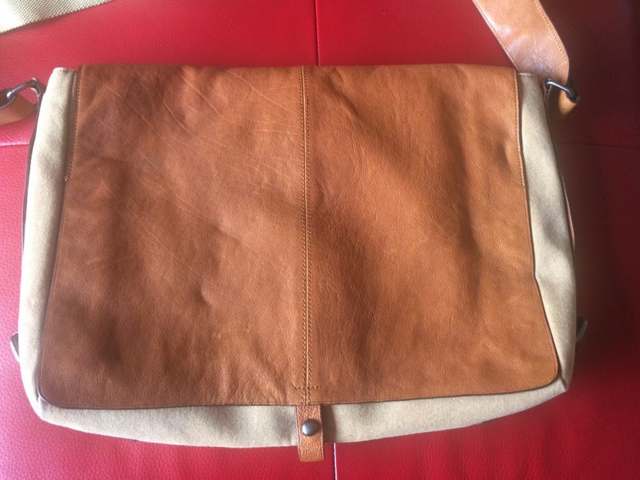 HUGO BOSS оригинална куриерска чанта естествена кожа и плат.