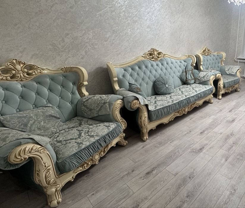 Коралевский диван и кресло