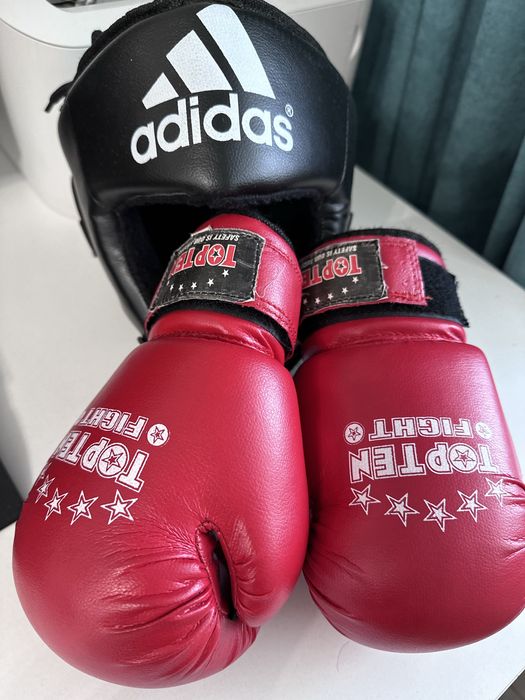Боксерский шлем и перчатки