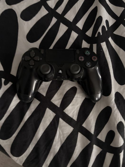 Ps4 slim 1tb , un controler