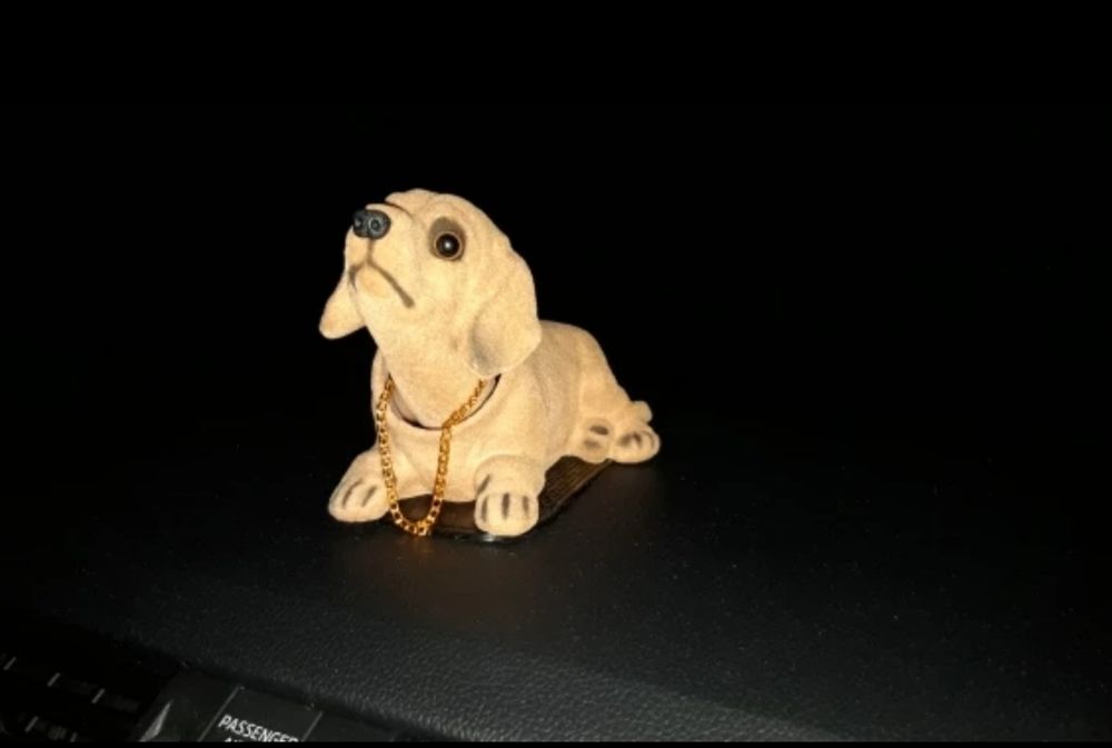 Автомобильная кукла собачка такса.