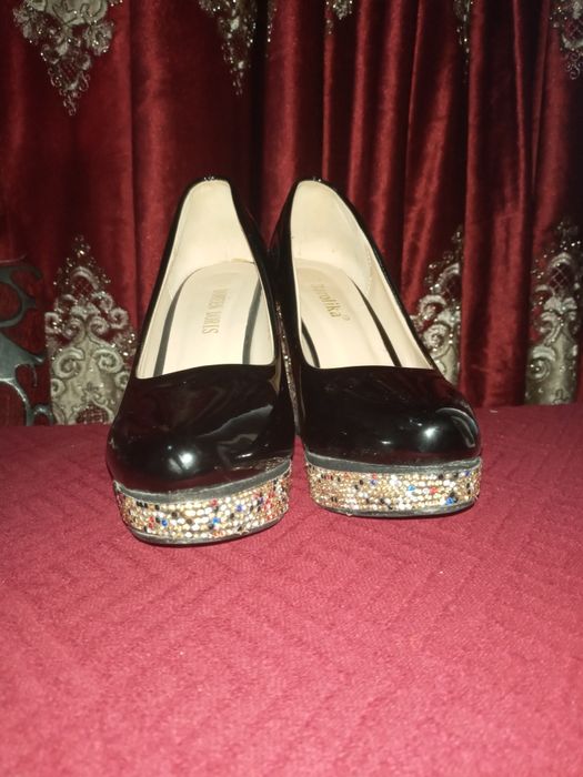 Женская туфелька