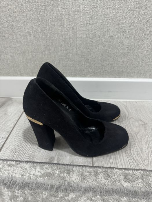 Продаю туфли 36р замшевые