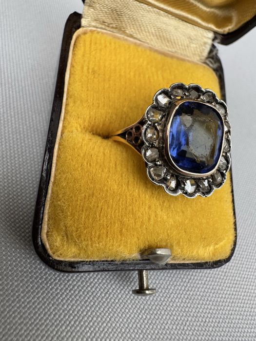 Inel aur, turmalina albastra si diamante montate in argint