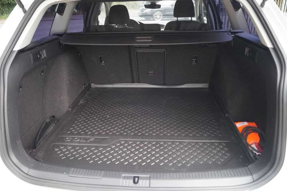 Masina de inchiriat Volksagen Golf - inchirieri auto Bucuresti