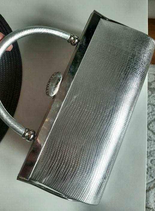 Poseta argintie eleganta, noua din piele,cu lant pe umar pentru ocazie