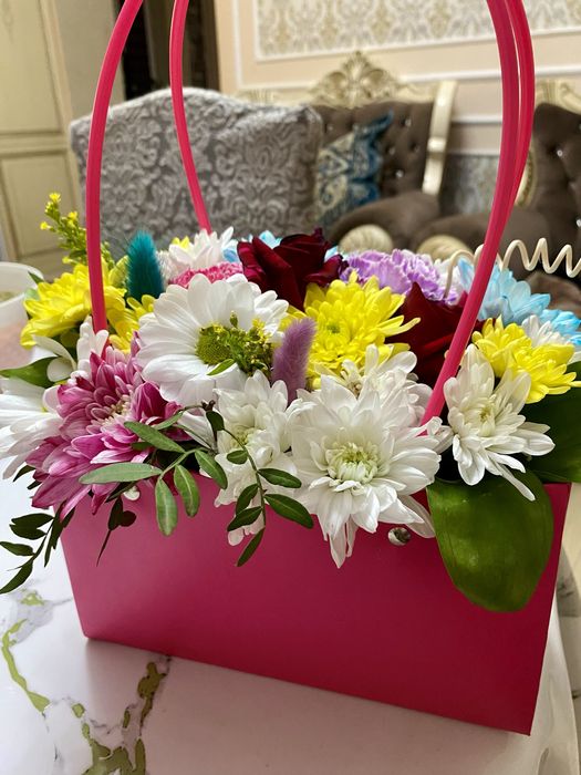 Цветы в сумочке композиция