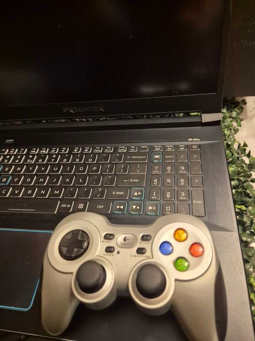 Acer Predator Helios 300 17.3 инчов екран + подарък