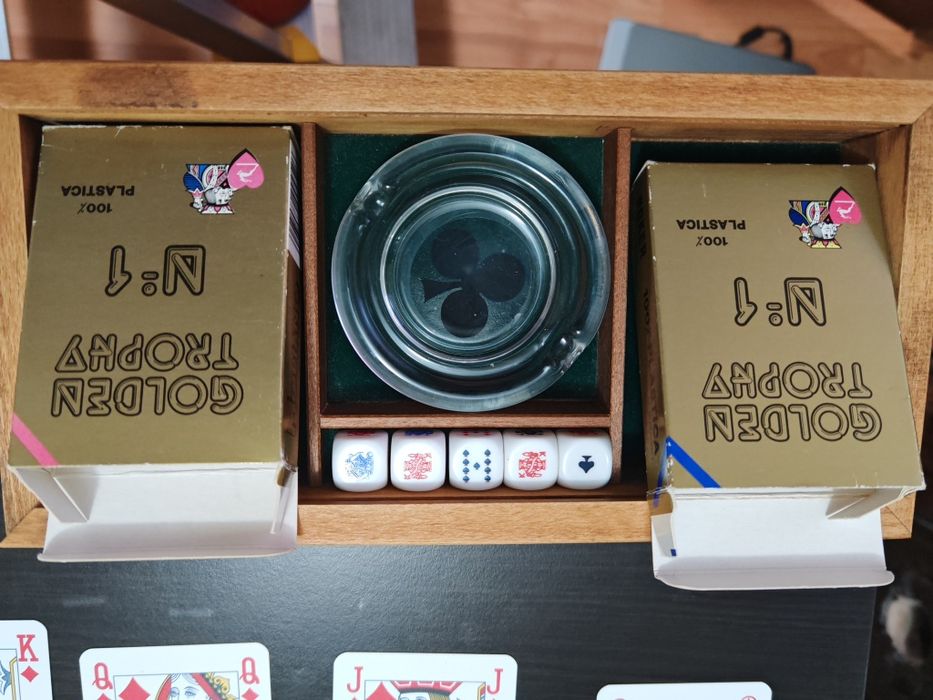 Vind un set de cărți de poker