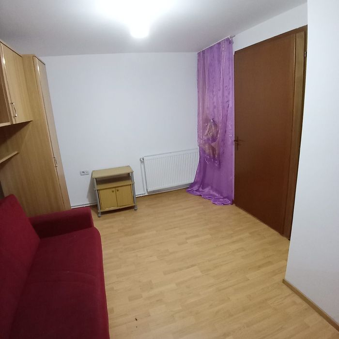 Inchriez apartament la curte