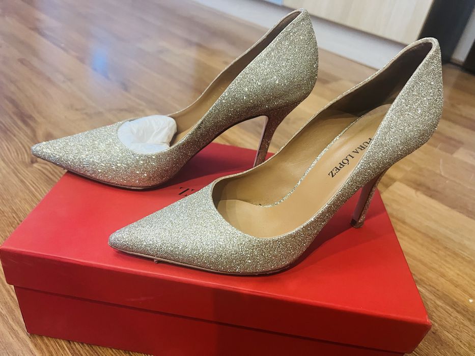 Златисти обувки