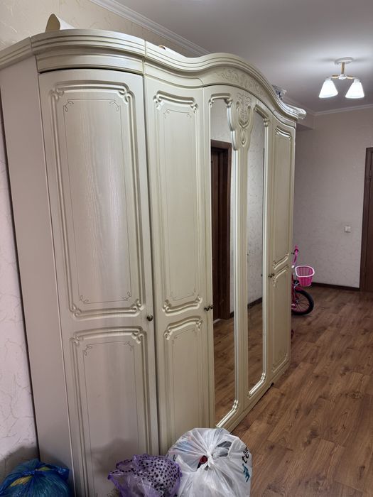 Продается прихожая шкаф