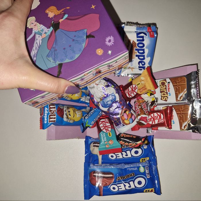 Cutie cadou Frozen cu mix de dulciuri