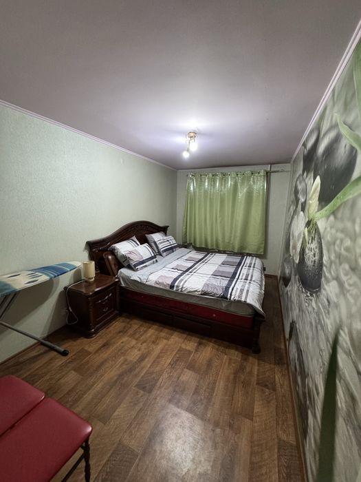 Отдам кровать с тумбами