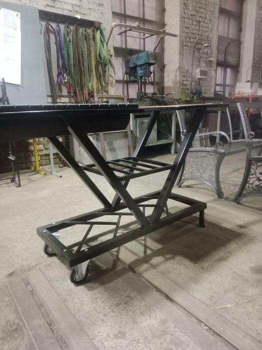 Стол с мангалом.