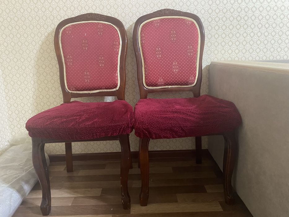 Стол со стульями для гостинной