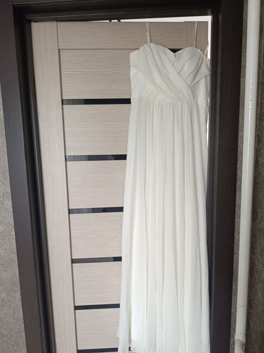 Белое вечернее платье