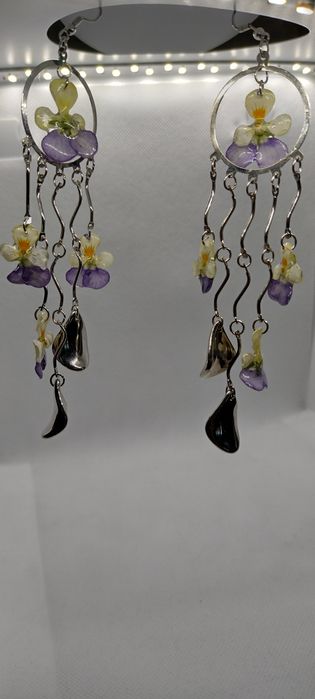 Обеци с естествен цвят на градински теменужки.