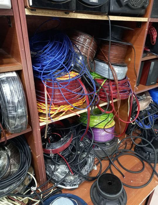 Кабеля динамики радио и головные микрофоны.